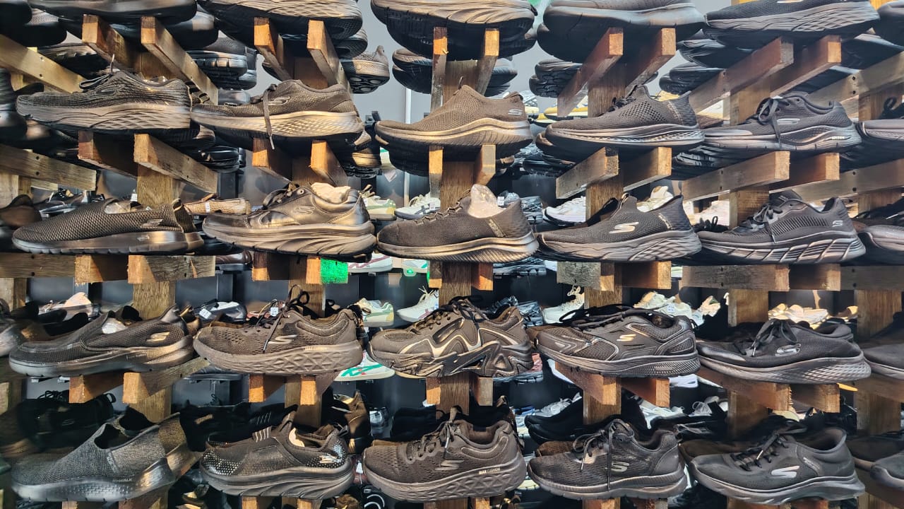 Rak sneakers harian